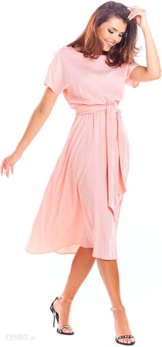 Awama Pudrowa Rozkloszowana Midi Sukienka z Krótkim Kimonowym Rękawem